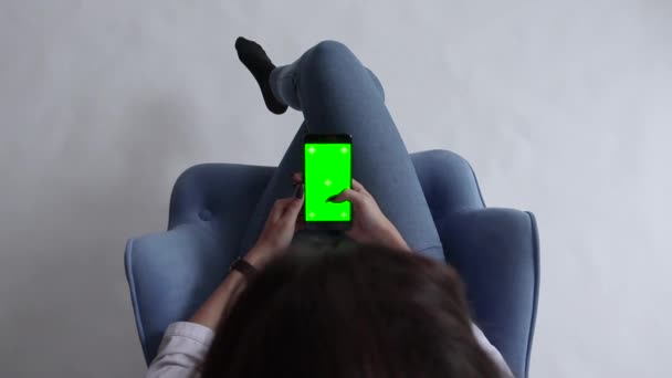 美丽的女孩的绿色绿色屏幕 在白色的背景下 新技术的概念持有与色度键绿屏智能手机的男人的手 手里拿着一部智能手机 — 图库视频影像