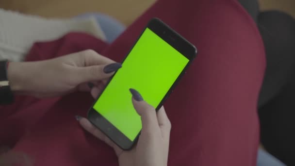 Krásná dívka drží smartphone v rukou zelené obrazovky zelené obrazovky. — Stock video