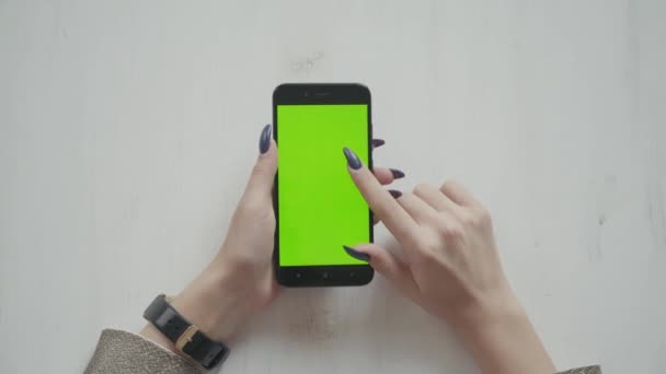 Krásná dívka drží smartphone v rukou zelené obrazovky zelené obrazovky. — Stock video