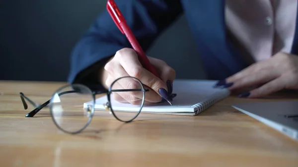 İşadamı kız bir defter önemli bilgileri yazmak için hazırlanıyor