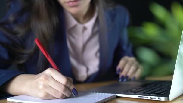 Το κορίτσι του επιχειρηματία ετοιμάζεται να γράψει τις σημαντικές πληροφορίες σε ένα σημειωματάριο — Αρχείο Βίντεο