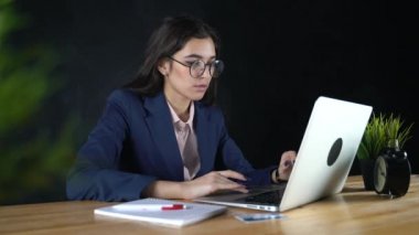 Bilgisayar, çalışmalarını, yorgun baş ağrısı oturan freelancer kız. İşadamı iş yerinde yorgun.