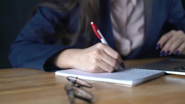 L'uomo d'affari ragazza si prepara a scrivere informazioni importanti in un quaderno — Video Stock