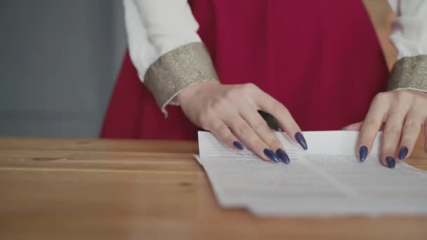 Κοντινό πλάνο του μια γυναικεία χέρια υπογραφή εγγράφων. — Αρχείο Βίντεο