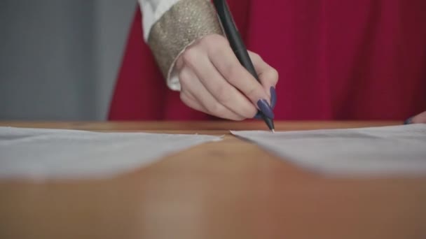 Κοντινό πλάνο του μια γυναικεία χέρια υπογραφή εγγράφων. — Αρχείο Βίντεο