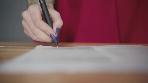 Detailní záběr záběr rukou Zenske podepisování dokumentů. — Stock video