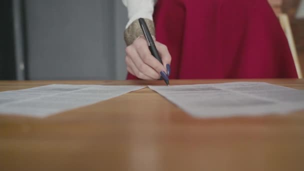 Gros plan d'une femme mains signant des documents . — Video