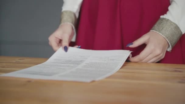 Gros plan d'une femme mains signant des documents . — Video