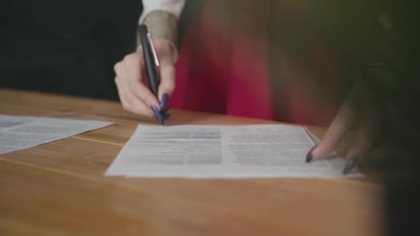 Nahaufnahme einer Frau beim Signieren von Dokumenten. — Stockvideo