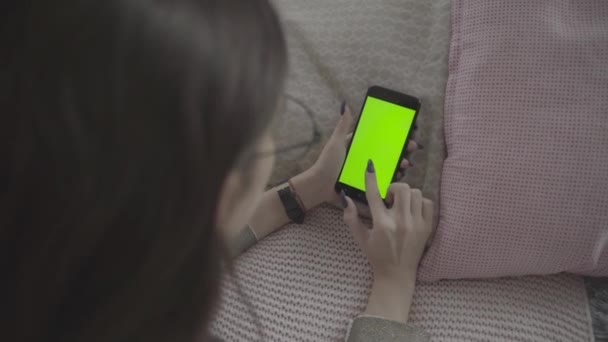绿色屏幕。在年轻的白种人女性长黑发的肩部拍摄使用手机与色度键 — 图库视频影像
