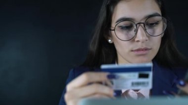 Online alışveriş, yaşam tarzı teknoloji bir smartphone ve kredi kartı ile online ödeme yapma kadın. Kız banka kartı numarası akıllı telefon girer..