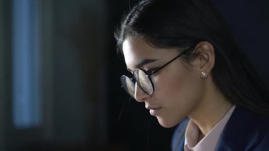 Ofiste dizüstü bilgisayarla çalışan bir kadın. Temiz su iç..