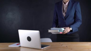 Ödev dizüstü bilgisayarda çalışan genç