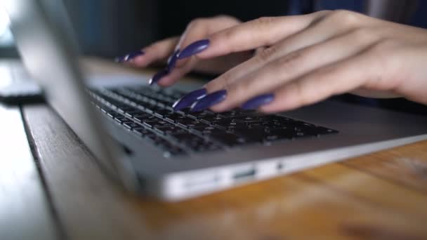 Mujer escribiendo en el teclado del ordenador portátil en la oficina. Cerca de las manos de la mujer escribiendo en el teclado del ordenador portátil . — Vídeos de Stock