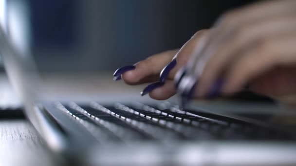 Mujer escribiendo en el teclado del ordenador portátil en la oficina. Cerca de las manos de la mujer escribiendo en el teclado del ordenador portátil . — Vídeo de stock