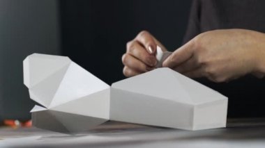 Origami tek boynuzlu at ahşap bir masa üzerinde katlanmış