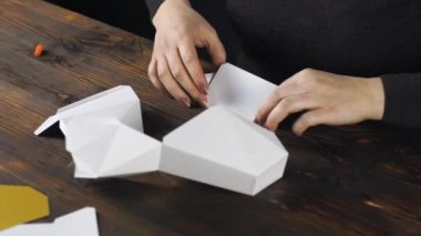 Origami tek boynuzlu at ahşap bir masa üzerinde katlanmış