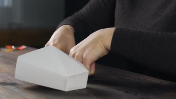 Origami Eenhoorn is gevouwen op een houten tafel — Stockvideo