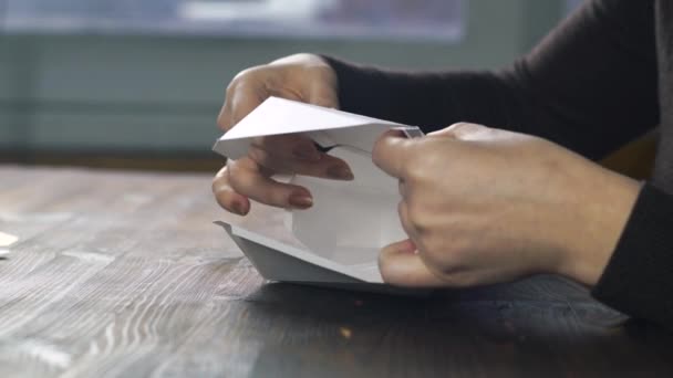 Origami unicórnio é dobrado em uma mesa de madeira — Vídeo de Stock