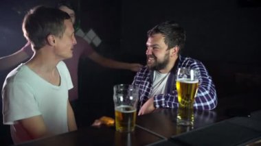 Üç eski arkadaş yerel bir barda tanışıp futbol izliyorlar. Toplantının duyguları ve takımın zaferi. Tv'de spor oyunu hayranları.