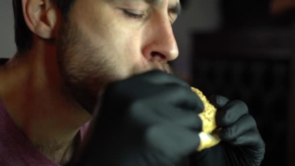 Homme affamé dans un bar manger un hamburger . — Video