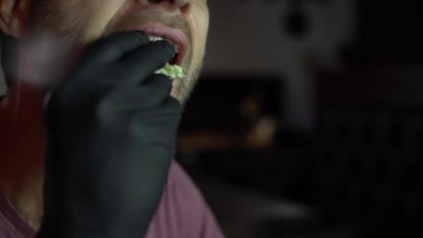 Hombre hambriento en un bar comiendo una hamburguesa . — Vídeo de stock