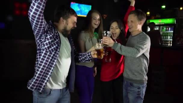 Rozmanitá skupina přátel oslavují přípitek a cinkání skleniček s vínem na oslavu. Krásní mladí lidé se baví v baru — Stock video