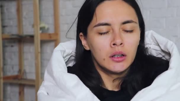 Musim flu dingin, hidung berair. Gadis sakit di tempat tidur bersin dalam saputangan di kamar tidur — Stok Video