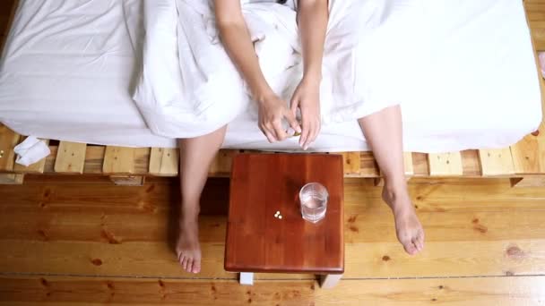 Chica está enferma, toma medicamentos en casa en la cama . — Vídeo de stock