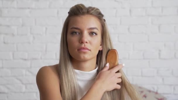 Mujer mira desprately en puntas abiertas del pelo después de tomar la ducha . — Vídeos de Stock