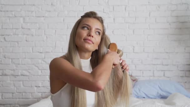 Femme regarde désespérément les pointes fourchues de cheveux après avoir pris une douche . — Video