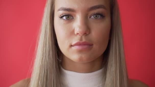 Portrait of beautiful young woman laughing cheerful enjoying lifestyle looking at camera — Stock Video