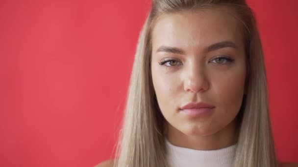 Ritratto di bella giovane donna ridendo allegro godendo stile di vita guardando la fotocamera — Video Stock