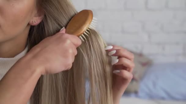 Mulher com problema de cabelo. A menina sentada em casa, percebe que o cabelo está em mau estado . — Vídeo de Stock