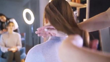 Genç bir kızın uzun koyu saçları. Keratin düzleştirme sonra parlak ve ipeksi saç. Keratin, botoks, düz saç etkisi. Güzellik salonları kavramı, güzellik.