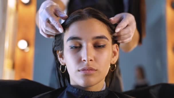 Процесс восстановления волос в салоне красоты — стоковое видео