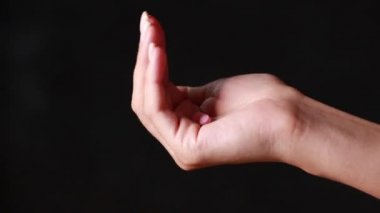 Arka planda renk hapları tutan bir el yakın çekim çekimi