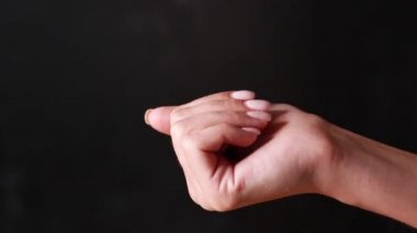 Arka planda renk hapları tutan bir el yakın çekim çekimi