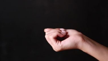 Arka planda renk hapları tutan bir el yakın çekim çekimi