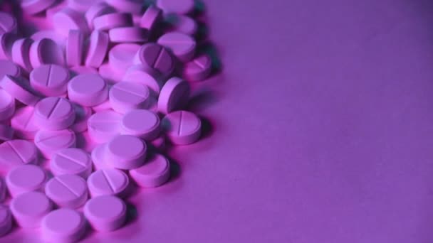 O conceito de dependência. Muitas pílulas brancas com luz de néon vermelho-azul . — Vídeo de Stock