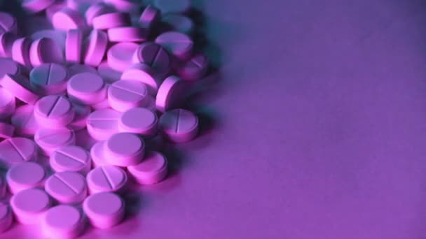 Il concetto di dipendenza. Molte pillole bianche con luce al neon rosso-blu . — Video Stock