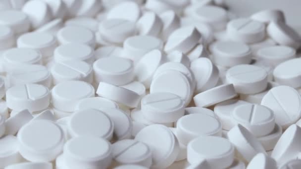 テーブルの上の白い錠剤サイケデリックな錠剤がたくさん薬物中毒と犯罪 — ストック動画