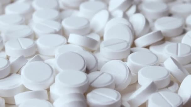 Pílulas brancas na mesa. Muitos comprimidos psicadélicos. Toxicodependência e criminalidade — Vídeo de Stock