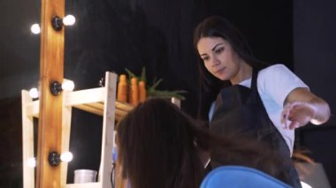 Güzellik salonunda saç restorasyon süreci