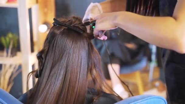 O processo de restauração do cabelo no salão de beleza — Vídeo de Stock