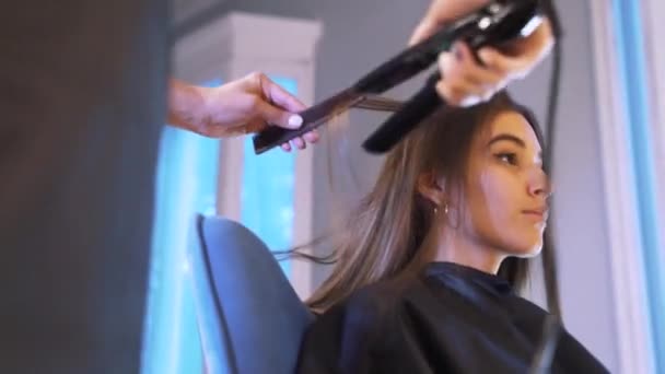 美容院での髪の毛の修復のプロセス — ストック動画