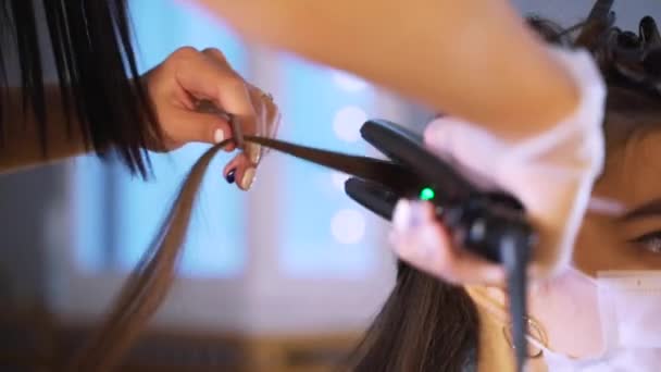 美容院での髪の毛の修復のプロセス — ストック動画