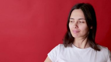 Vitaminler ve gıda takviyeleri. Hapları niçin kadınlar eline ait. Tabletleri tutan gülümseyen kız.