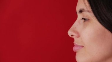 Vitaminler ve gıda takviyeleri. Hapları niçin kadınlar eline ait. Tabletleri tutan gülümseyen kız.