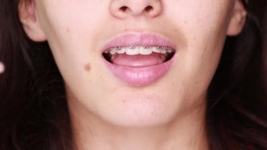 Vitaminler ve gıda takviyeleri. Hapları niçin kadınlar eline ait. Tabletleri tutan gülümseyen kız.